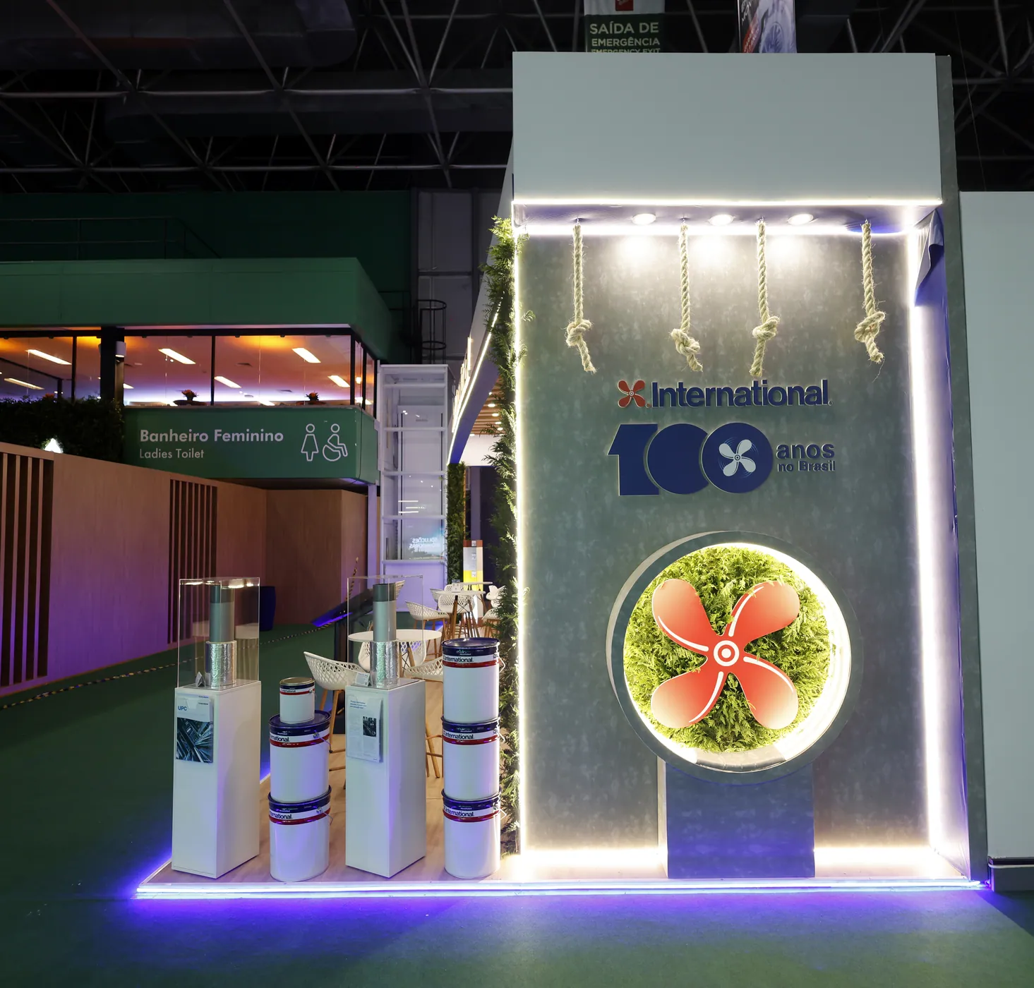 Área expositiva com elementos de iluminação e comunicação visual
