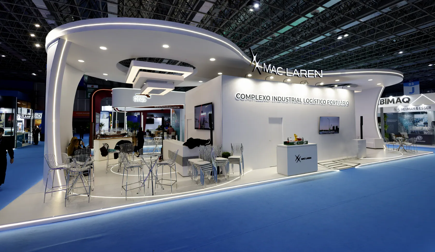 Estande Mac Laren com arquitetura curva e área de atendimento no ROG 2026