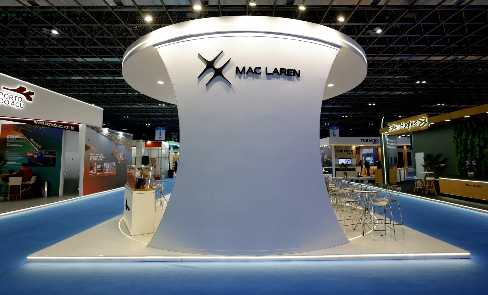 Volume principal curvo com marca Mac Laren em destaque
