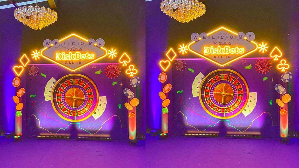 Cenografia temática com iluminação colorida e elementos de cassino