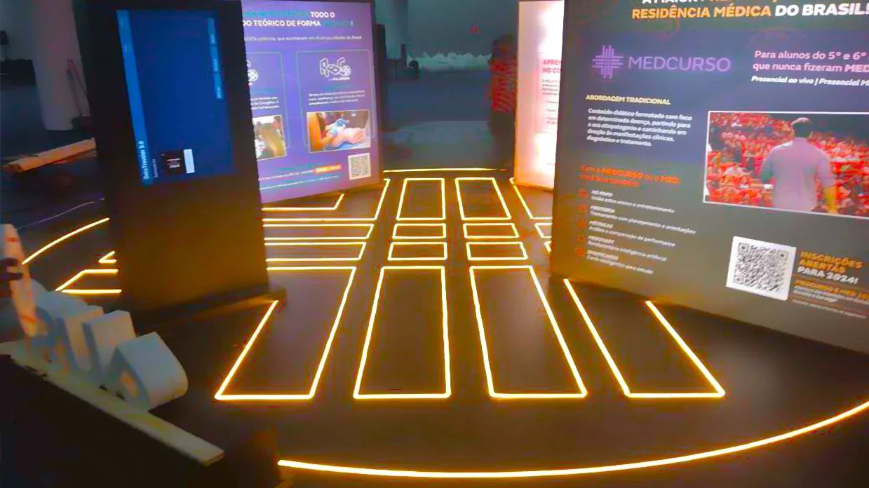 Ambiente cenográfico interativo com desenho de iluminação no piso
