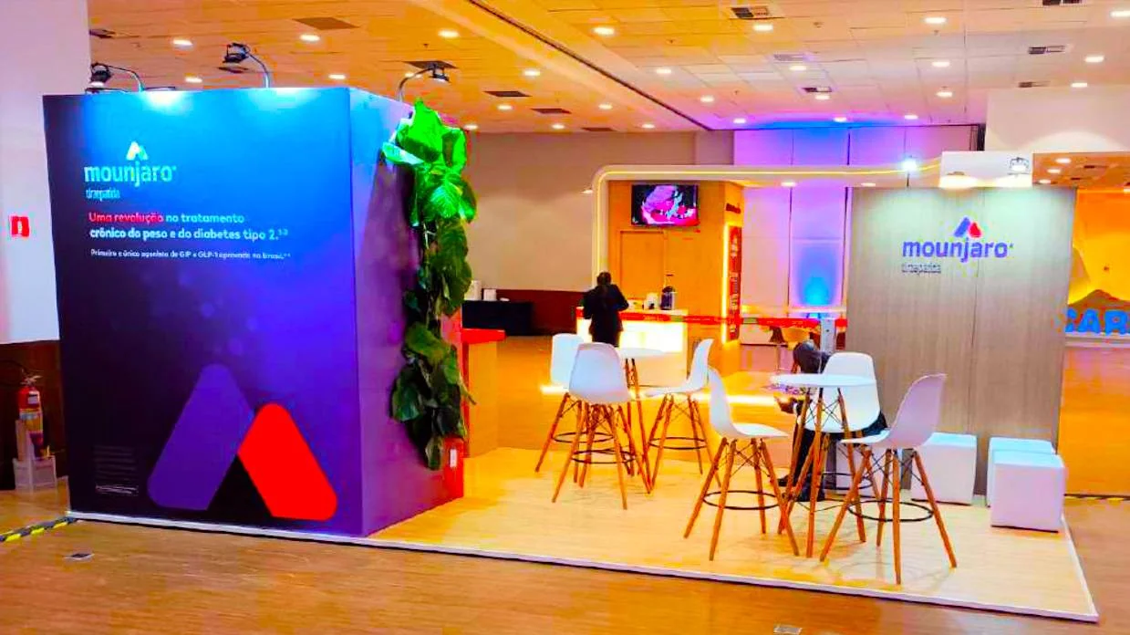 Espaço Mounjaro com comunicação visual e área de convivência