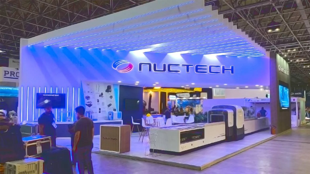 Estande NUCTECH em feira, com estrutura iluminada