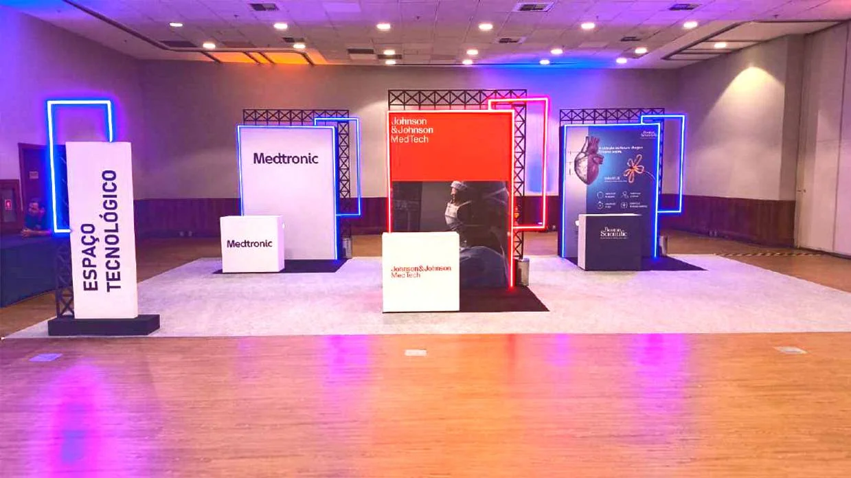 Espaço tecnológico em evento com painéis e iluminação
