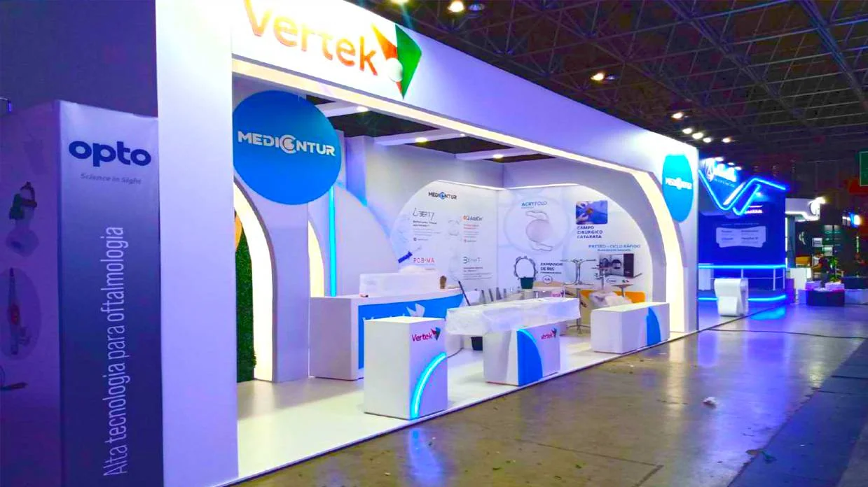 Estande Vertex com iluminação e arquitetura de marca